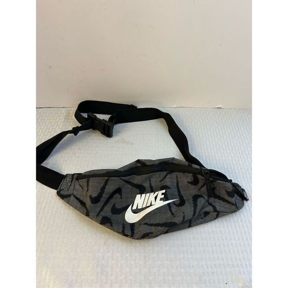 Nike Fanny pack grunge skater style (discoloration on logo) 2 zippers adj belt - Picture 1 of 10